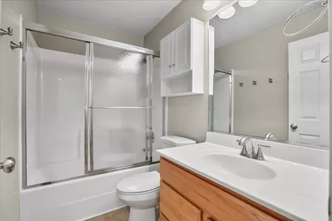 Bath - 610 Wildberry Dr, Normal, IL 61761 photo 3 of 4