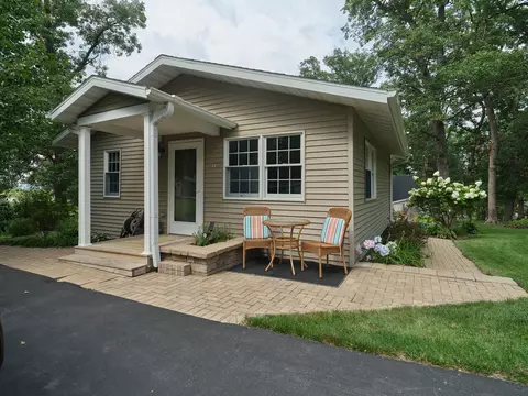 30 Galena Oaks Dr, Elizabeth, IL 61028