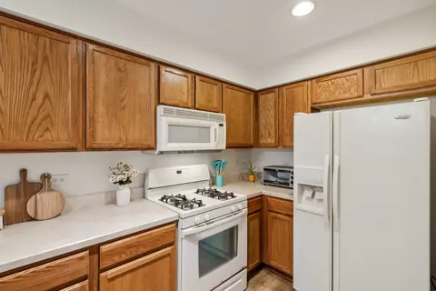 Kitchen - 39166 Welsh Ln, Beach Park, IL 60083 photo 2 of 3