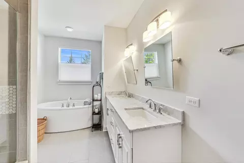 Bath - 1901 Dauntless Dr, Glenview, IL 60026 photo 2 of 2