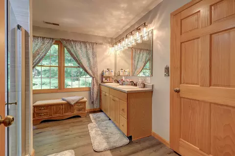 Bath - 15160 Schipper Ln, Morrison, IL 61270 photo 2 of 6