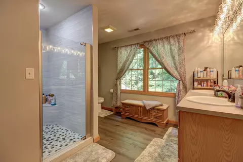 Bath - 15160 Schipper Ln, Morrison, IL 61270 photo 3 of 6