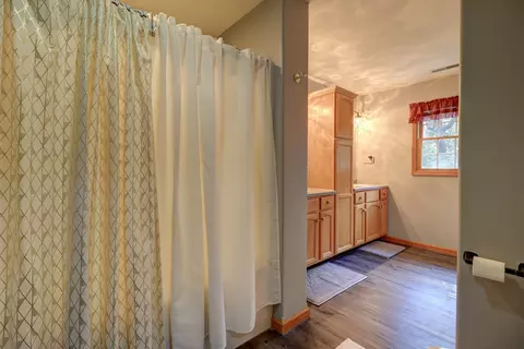 Bath - 15160 Schipper Ln, Morrison, IL 61270 photo 5 of 6