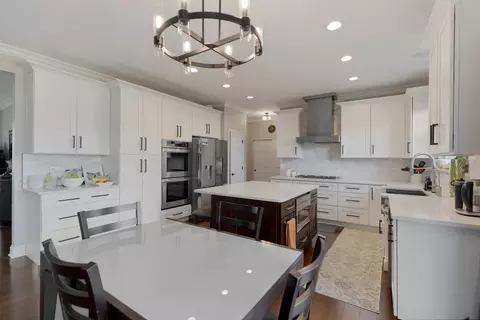 Kitchen - 1025 Biltmore Dr, Elgin, IL 60120 photo 3 of 4