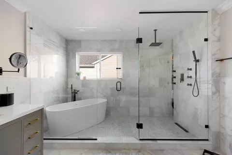 Bath - 1025 Biltmore Dr, Elgin, IL 60120 photo 3 of 5