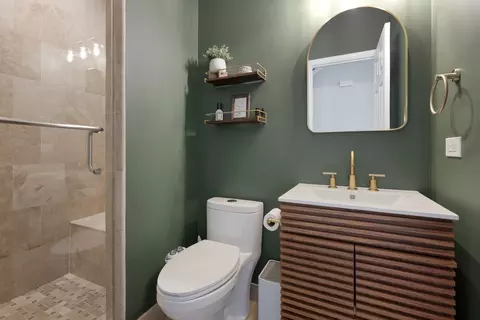 Bath - 1025 Biltmore Dr, Elgin, IL 60120 photo 1 of 5