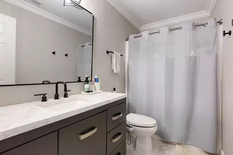 Bath - 1025 Biltmore Dr, Elgin, IL 60120 photo 4 of 5