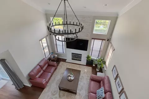 Living - 1025 Biltmore Dr, Elgin, IL 60120 photo 3 of 4