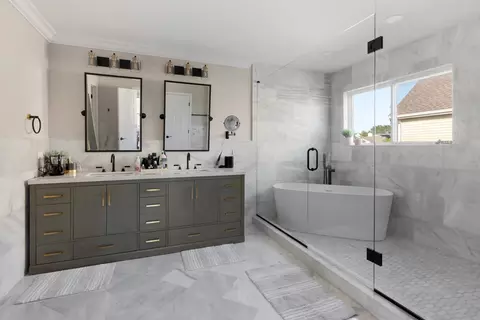 Bath - 1025 Biltmore Dr, Elgin, IL 60120 photo 2 of 5