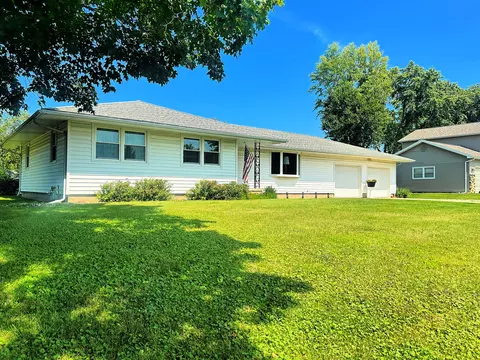 8 Old Orchard Ln, Streator, IL 61364