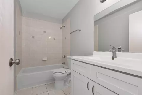 Bath - 6565 S Harvard Ave, Chicago, IL 60621 photo 1 of 3