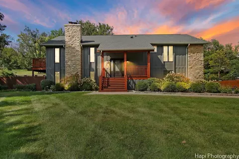 146 Harbor Dr, Lake Barrington, IL 60010
