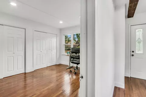 Entry Way - 1339 Willow Ave, Des Plaines, IL 60016 photo 5 of 12