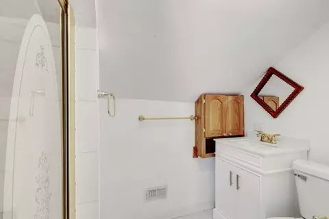 Bath - 1339 Willow Ave, Des Plaines, IL 60016 photo 2 of 3