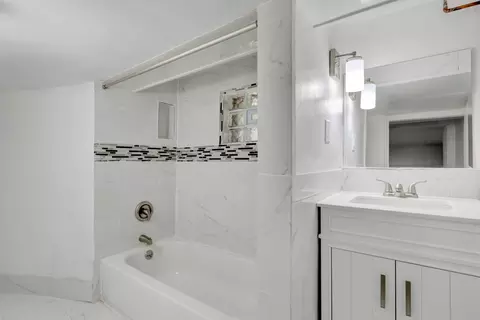 Bath - 1339 Willow Ave, Des Plaines, IL 60016 photo 3 of 3