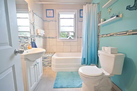 Bath - 421 S Alma Ave, Kankakee, IL 60901 photo 2 of 3