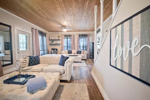 Living - 421 S Alma Ave, Kankakee, IL 60901 photo 3 of 4
