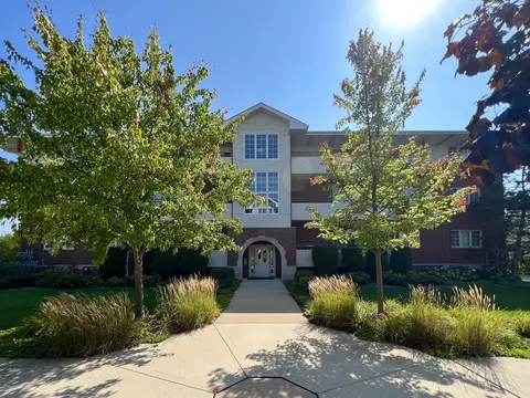 706 W 63rd St #204, Westmont, IL 60559