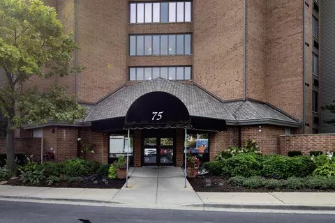 75 Kristin Cir #217, Schaumburg, IL 60195
