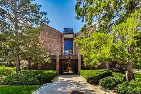 3110 Pheasant Creek Dr #207, Northbrook, IL 60062