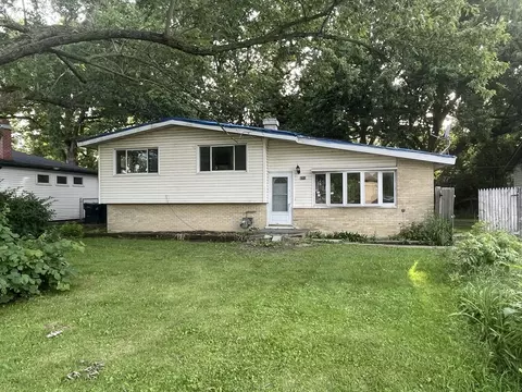 2713 Tower Dr, Holiday Hills, IL 60051