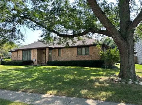 915 Pin Oak Cir, Cary, IL 60013