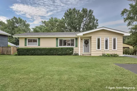 2007 Fairfield Rd, Lindenhurst, IL 60046