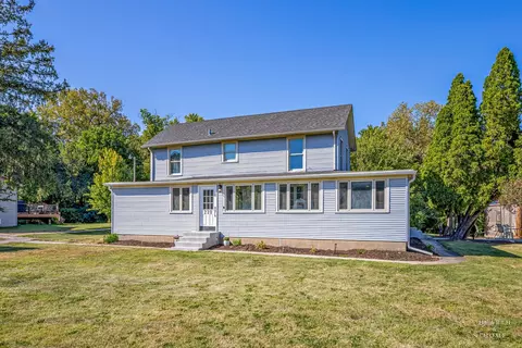 220 Beach Dr, Algonquin, IL 60102