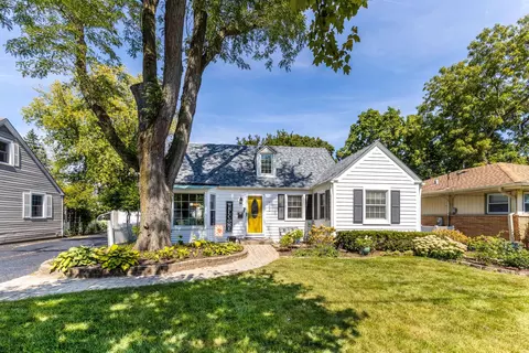 140 Coolidge Ave, Libertyville, IL 60048