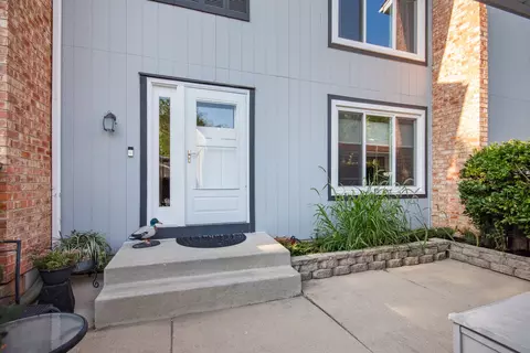 199 Oakwood Ln, Bloomingdale, IL 60108