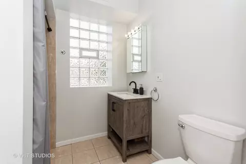 Bath - 806 Dobson St #3, Evanston, IL 60202 photo 1 of 1