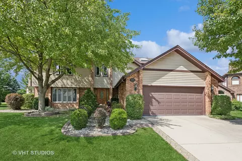 2605 E Radford Ct, Arlington Heights, IL 60004
