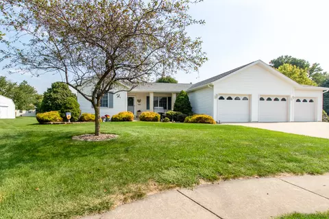 105 Dove Ct, Hudson, IL 61748