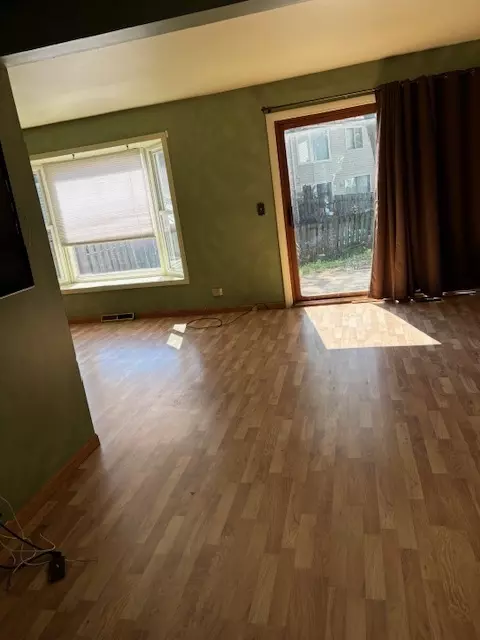 Living - 511 Thomas Rd, Bolingbrook, IL 60440 photo 2 of 4