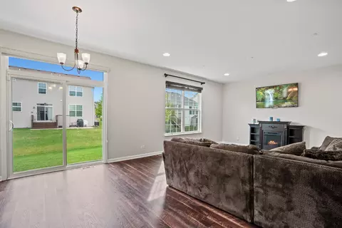 1953 Prospect Dr, Hoffman Estates, IL 60192 photo 4