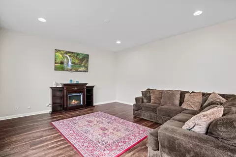 1953 Prospect Dr, Hoffman Estates, IL 60192 photo 5