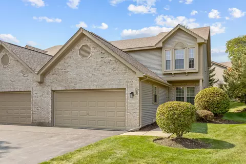 768 Woodmar Ln, Crystal Lake, IL 60014