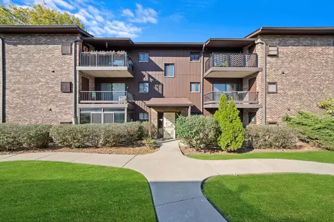 60 W Pier Dr #202, Westmont, IL 60559