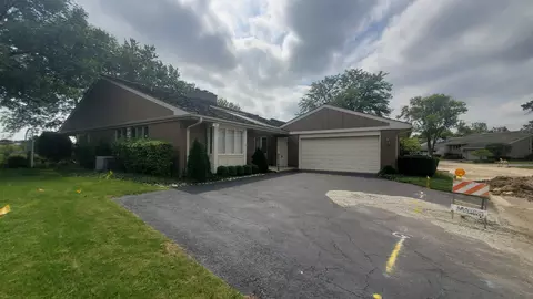 17 Briarwood S, Oak Brook, IL 60523