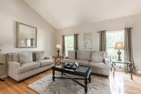 816 Springbrook Ln, Bolingbrook, IL 60490 photo 3
