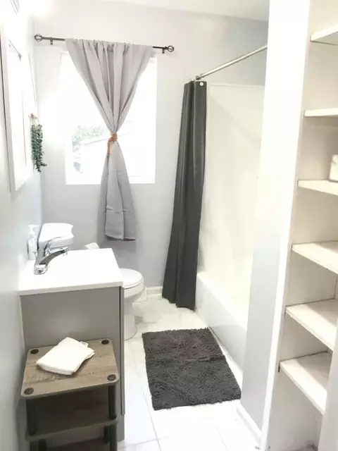 Bath - 911 E Babcock Ave, Addison, IL 60101 photo 1 of 1