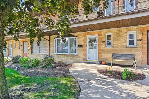 211 E 31st St #C, La Grange Park, IL 60526