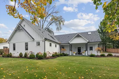 726 Paradise Ln, Libertyville, IL 60048