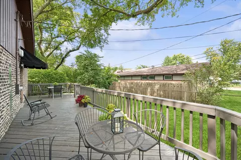 Exterior - 400 Washington Rd, Glenview, IL 60025 photo 3 of 4