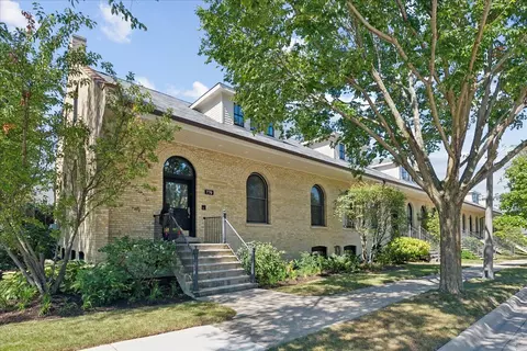 770 Lyster Rd, Highwood, IL 60040