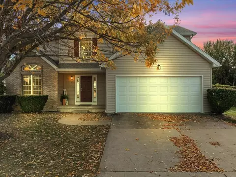 9 Plantation Ct, Bloomington, IL 61704