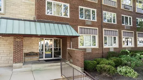 2812 E Bel Aire Dr #204, Arlington Heights, IL 60004