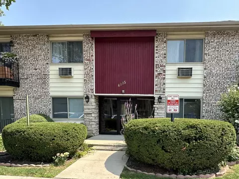 8995 Kennedy Dr #2D, Des Plaines, IL 60016