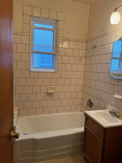 Bath - 3949 S Artesian Ave, Chicago, IL 60632 photo 1 of 3