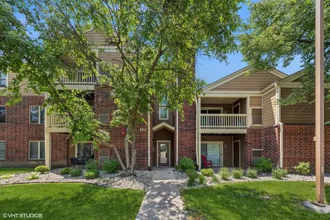 104 Glengarry Dr #206, Bloomingdale, IL 60108